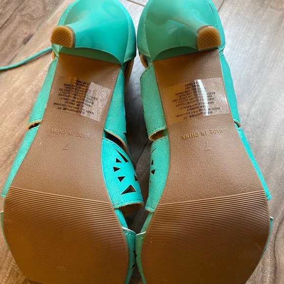 Turquoise strappy heels - Picture 4 of 5